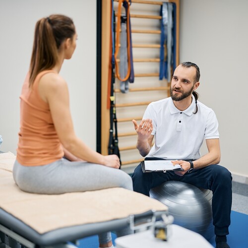Physiotherapeut Physiotherapeut bei Arbeit mit Patientin