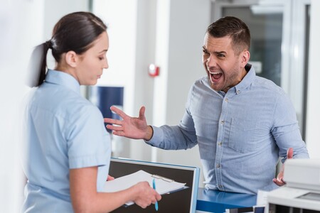 Pflegekraft muss sich mit aggressiven und Sie anschreienden Patienten auseinandersetzen
