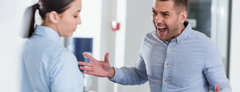 Pflegekraft muss sich mit aggressiven und Sie anschreienden Patienten auseinandersetzen