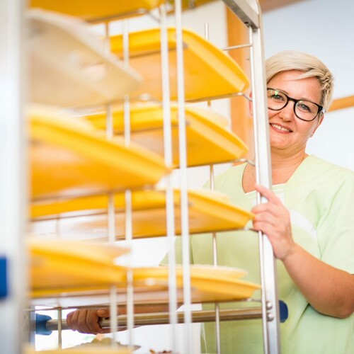 Reinigung und Patientenservice Mitarbeiterin der Reinigung und Patientenservice bei der Arbeit
