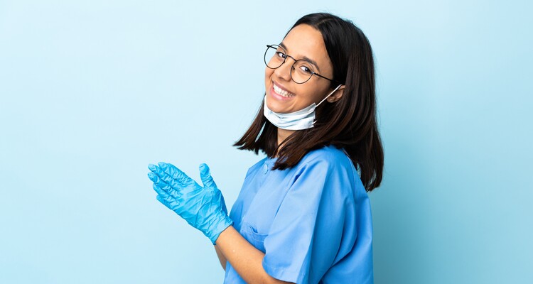 junge lächelnde Krankenschwester